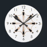 Moderne artistieke gesynchroniseerde zwemmers Gold Ronde Klok<br><div class="desc">Een coole moderne illustratie van gesynchroniseerde vrouwelijke artistieke zwemmers in een zwembad. Kunstmatige zwemmers bieden een ontwerp in trendy minimalistische kleuren. Een cadeautje voor een zwembad. gesynchroniseerde geschenken van het zwembad, gesynchroniseerd geschenk van de zwembad van het team. Artistieke zwemmers team geeft ideeën. Artistieke zwemmen thuis decor, kantoorbenodigdheden en meer,...</div>