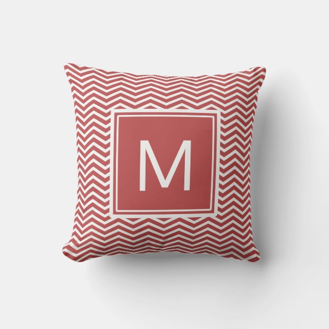Moderne Aurora Rood Chevron Patroon Met Monogram Kussen (Voorkant)