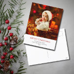 Moderne Baby Foto Feestelijke Kerst Feestdagenkaart<br><div class="desc">Modern Merry Christmas Schattige Baby Photo Holiday briefkaart,  met een fotothema en een rood typografisch ontwerp. Met aanpasbare letters kunt u uw eigen tekst toevoegen. Je verandert de foto ook met de jouwe om het je eigen te maken. Geweldig voor het verzenden van feestelijke vakantiewensen naar vrienden en geliefden.</div>