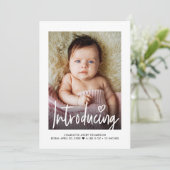 Moderne Baby Meisje Geboorteaankondiging Foto Bedankkaart (Staand voorkant)