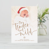 Moderne Baby Photo Tender en Mild Script Gold Feestdagenkaart (Staand voorkant)