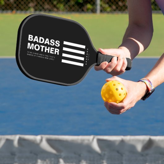 MODERNE BADASS MOEDER ZWART WITTE STREPEN PICKLEBALL PADDLE (Insitu)