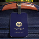 Moderne Bagagelabel van goudmonogram in de zeemach<br><div class="desc">Een modern,  luxe verticaal ontwerp in klassieke stijl met een blauw marinesurk en geborsteld metallisch goudmonogram met een groot typografisch initiaal monogram op een rijke blauw marineschool. De tekst kan gemakkelijk worden aangepast gebruikend de verstrekte gebieden.</div>