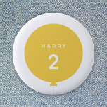 Moderne ballon | Gele verjaardag van de springtijd Ronde Button 5,7 Cm<br><div class="desc">Eenvoudige, stijlvolle en leuke verjaardagsbadge met uw aangepaste tekst "<name>" en "<age>" in de moderne typografie in helder wit op een eenvoudig rondballonontwerp in zonnig geel met een recht grijs koord in een minimalistische Scandinavische stijl "Scandi". Voeg de naam en de leeftijd van een geliefde toe voor een echt unieke...</div>