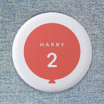 Moderne ballon | Koraalroze verjaardag Ronde Button 5,7 Cm<br><div class="desc">Eenvoudige, stijlvolle en leuke verjaardagsbadge met uw aangepaste tekst "<name>" en "<age>" in de moderne typografie in helder wit op een eenvoudig rondballonontwerp in koraalroze met een recht grijs koord in een minimalistische Scandinavische stijl. Voeg de naam en de leeftijd van een geliefde toe voor een echt unieke en op...</div>