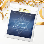 Moderne Bar Mitzvah Blauwe Ster van David Custom P Bedankzakje<br><div class="desc">Prachtige diepe tinten donkerblauw creëer een textuur als water op deze formele Bar Mitzvah feesttassen. Elegant wit minimalistisch script op een gunsttas met de naam van uw zoon op de subtiele Star of David om de volwassenheid van uw Joodse zoon te vieren.</div>