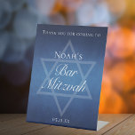 Moderne Bar Mitzvah Blauwe Ster van David Custom P Reclamebord Met Voetstuk<br><div class="desc">Mooie diepe tinten donkerblauw creëer een textuur als water op dit formele Bar Mitzvah feestje welkom voetstuk teken. Elegant wit minimalistisch script op bewegwijzering met de naam van uw zoon op de subtiele Star of David om de volwassenheid van uw Joodse zoon te vieren.</div>