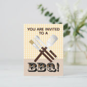 Moderne Barbecue Gereedschap op Gingham Uitnodiging Briefkaart (Staand voorkant)