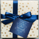 Moderne Bat Mitzvah Blauwe Ster van David Custom P Bedankjes Labels<br><div class="desc">Mooie diepe tinten donkerblauw creëer een textuur als water op deze formele Bat Mitzvah party gunst label. Elegant wit minimalistisch script met de naam van je dochter op de subtiele Star of David om haar Joodse volwassenheid te vieren.</div>