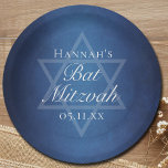 Moderne Bat Mitzvah Blauwe Ster van David Custom P Papieren Bordje<br><div class="desc">Mooie diepe tinten donkerblauw creëer een textuur als water op deze aangepaste formele Bat Mitzvah party borden. Elegant wit minimalistisch script op decor met de naam van uw dochter op de subtiele Star of David voor een joodse viering.</div>