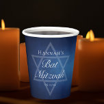 Moderne Bat Mitzvah Blauwe Ster van David Formal P Papieren Bekers<br><div class="desc">Mooie diepe tinten donkerblauw creëer een textuur als water op deze formele Bat Mitzvah feestbeker. Elegant wit minimalistisch script op feestdecor met de naam van uw dochter op de subtiele Star of David om haar Joodse volwassenheid te vieren.</div>