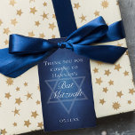 Moderne Bat Mitzvah Party Blauwe Ster van David Cu Cadeaulabel<br><div class="desc">Mooie diepe tinten donkerblauw creëer een textuur als water op dit formele Bat Mitzvah party cadeau label. Elegant wit minimalistisch script met de naam van je dochter op de subtiele Star of David om haar Joodse volwassenheid te vieren.</div>