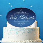 Moderne Bat Mitzvah Party Blauwe Ster van David Cu Cake Topper<br><div class="desc">Mooie diepe tinten donkerblauw creëer een textuur als water op deze aangepaste formele Bat Mitzvah party cake topper. Elegant wit minimalistisch script op dessert gunsten met de naam van uw dochter op de subtiele Star of David om de volwassenheid van uw Joodse dochter te vieren.</div>