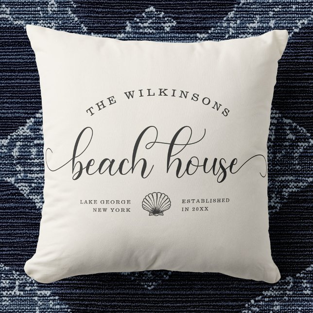 Moderne Beach House Family Name Script Locatie Kussen (Creator heeft geüpload)