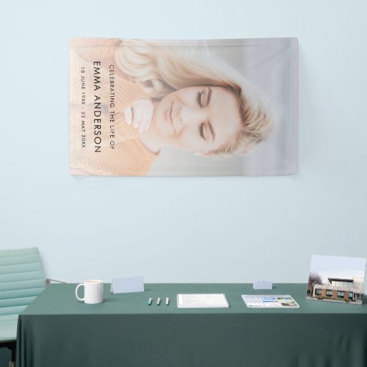 Moderne begrafenis | Viering van grote foto van Li Spandoek (Beurs)