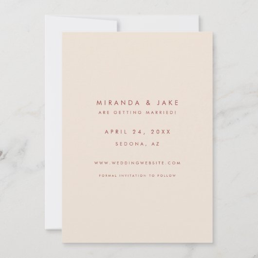 Moderne Beige & Bourgondische Inline Trouwfoto Save The Date (Achterkant)