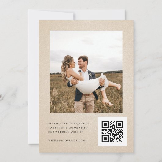 Moderne beige en kalligrafie QR-code RSVP Weddensc Kaart (Achterkant)