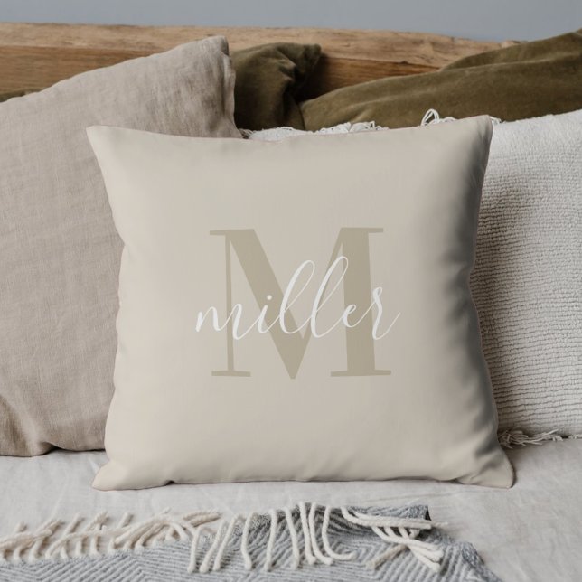 Moderne Beige Familienaam Monogram Kussen (Creator heeft geüpload)