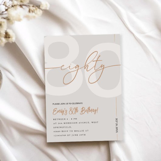Moderne Beige & Gouden 80ste Verjaardagsuitnodigin Kaart