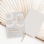 Moderne Beige & Gouden 80ste Verjaardagsuitnodigin Kaart