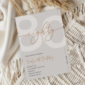 Moderne Beige & Gouden 80ste Verjaardagsuitnodigin Kaart