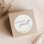 Moderne Beige Liefde is Sweet Wedding Favoriet Ronde Sticker<br><div class="desc">Op maat ontworpen bruiloft gunst stickers en labels met "liefde is lief" modern zwart en beige ontwerp met persoonlijke naam en datum.</div>