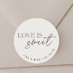 Moderne Beige Liefde is Sweet Wedding Favoriet Ronde Sticker<br><div class="desc">Op maat ontworpen bruiloft gunst stickers en labels met "liefde is lief" modern zwart en beige ontwerp met persoonlijke naam en datum.</div>