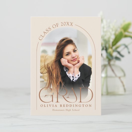Moderne Beige Photo Arch Minimal Graduation Party Kaart (Staand voorkant)
