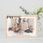 Moderne beige Pine Bough Simple Script HAPPINESS Feestdagenkaart (Staand voorkant)