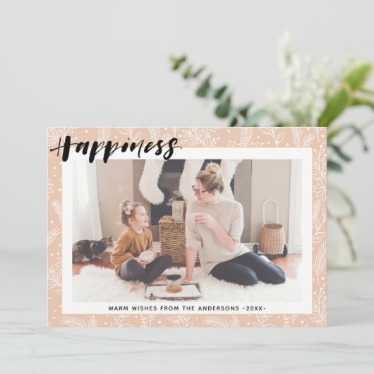 Moderne beige Pine Bough Simple Script HAPPINESS Feestdagenkaart (Staand voorkant)