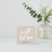 Moderne beige script coupon kortingskaart (Staand voorkant)