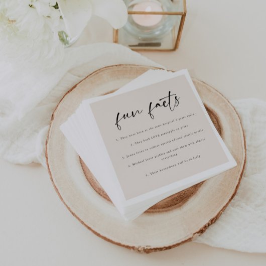 Moderne Beige Script "Leuke Feiten" Bruiloft Servet