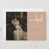 Moderne Beige Trouwfoto 'We Zijn Gevlucht' Aankondiging (Voorkant)