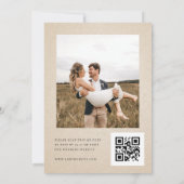 Moderne Beige Zand Calligrafie QR Code RSVP Bruilo Kaart (Achterkant)