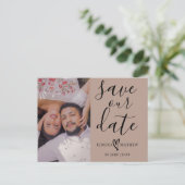 Moderne Beige & Zwarte Save the Date Script Aankondigingskaart (Staand voorkant)
