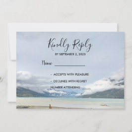 Moderne berg zomer strand bruiloft RSVP kaarten