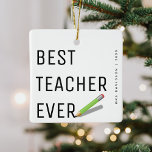 Moderne 'Beste leraar ooit' op maat gesneden Kerst Keramisch Ornament<br><div class="desc">Beste leraar ooit! Eenvoudig ontwerp met typografie,  een potlood,  de naam van de leerkrachten en het jaar. Perfecte kerstversiering om een leraar te bedanken voor al hun steun.</div>