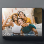 Moderne beste vrienden voor altijd vriendschap fotoplaat<br><div class="desc">Vier je onbreekbare band met deze schattige en eenvoudige op maat gemaakte vriendschapsfoto voor beste vrienden. Deze stijlvolle BFF-plaquette is voorzien van uw favoriete horizontale foto met "besties" elegant overlay in witte letters. Een perfecte herinnering voor vrouwen, deze plaquette maakt een doordacht afstuderen cadeau of een zinvolle manier om speciale...</div>