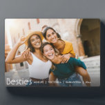 Moderne beste vrienden voor altijd vriendschap fotoplaat<br><div class="desc">Vier je onbreekbare band met deze schattige en eenvoudige op maat gemaakte vriendschapsfoto voor beste vrienden. Deze stijlvolle BFF-plaquette is voorzien van uw favoriete horizontale foto met "besties" elegant overlay in witte letters. Een perfecte herinnering voor vrouwen, deze plaquette maakt een doordacht afstuderen cadeau of een zinvolle manier om speciale...</div>