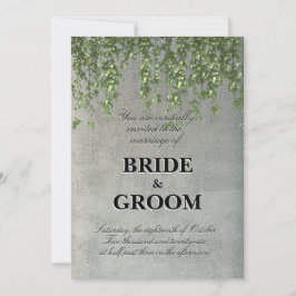 Moderne betonnen wand met textuur en groene klimpl kaart