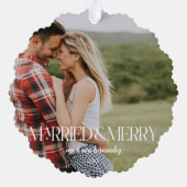 Moderne bewerkbare kleur 2 foto's Married & Merry Ornament Kaart (Achterkant)