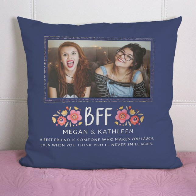 Moderne BFF foto van beste vrienden Kussen (A cute best friends photo pillow. personalize it with your names and a short message.)