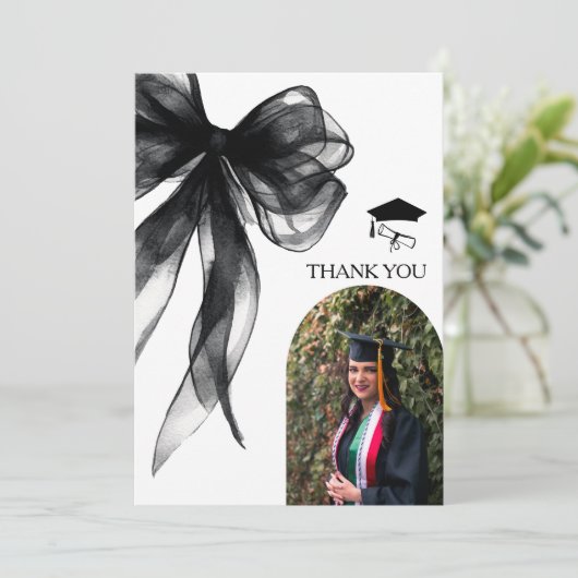 Moderne Black Bow Afstuderen Foto Bedankkaart (Staand voorkant)