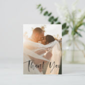 Moderne Black Overlay Brush Script Weddenfoto Bedankkaart (Staand voorkant)