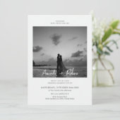 Moderne Black & White Beach bruiloft uitnodiging (Staand voorkant)