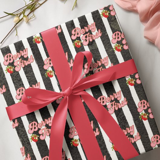 Moderne Black White Berry Eerste Verjaardag Aardbe Cadeaupapier