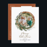 Moderne bladzijden met vrolijk kerstscript feestdagenkaart<br><div class="desc">Moderne minuscule bladerdak met Merry kerstmis briefkaart. Met de hand geschilde eucalyptus,  een minimale bladermassa en een moderne rustige rivierkreet geven deze vakantiekaart een luxueus gevoel. In de klas groenen,  browsen en grays.</div>