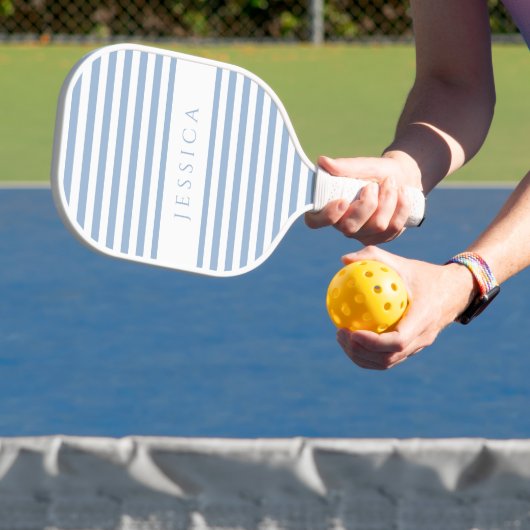 Moderne blauw gestreepte aangepaste naam pickleball paddle (Insitu)