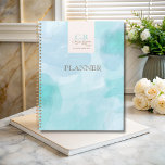 Moderne Blauwe Blauwgroen Waterverf Zaken Planner<br><div class="desc">Waterverf-geïnspireerd met rustige tinten blauw en blauwgroen. Dit unieke ontwerp combineert de elegantie van waterverf met een modern tintje en creëert een opvallende en professionele uitspraak. Personaliseer zowel op de voor- als achterkant.</div>