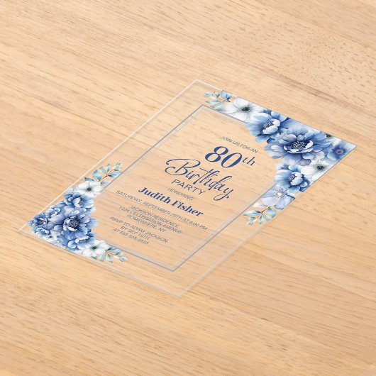 Moderne Blauwe Bloemen 80e Verjaardagsfeest Acryl Uitnodigingen (Laagn)